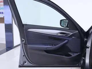 BMW 5 Series 2018 525i M Sports suit interior photo 19 BMW 5 Series 2018 525i M Sports suit interior photo 19