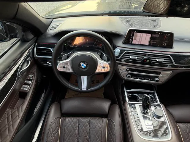 BMW 7 Series 2019 Модификация 740Li Лидирующий M Спортивный костюм экстерьер фото 8 BMW 7 Series 2019 Модификация 740Li Лидирующий M Спортивный костюм экстерьер фото 8
