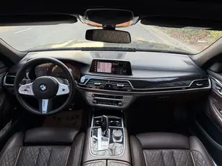 BMW 7 Series 2019 Модификация 740Li Лидирующий M Спортивный костюм экстерьер фото 9 BMW 7 Series 2019 Модификация 740Li Лидирующий M Спортивный костюм экстерьер фото 9