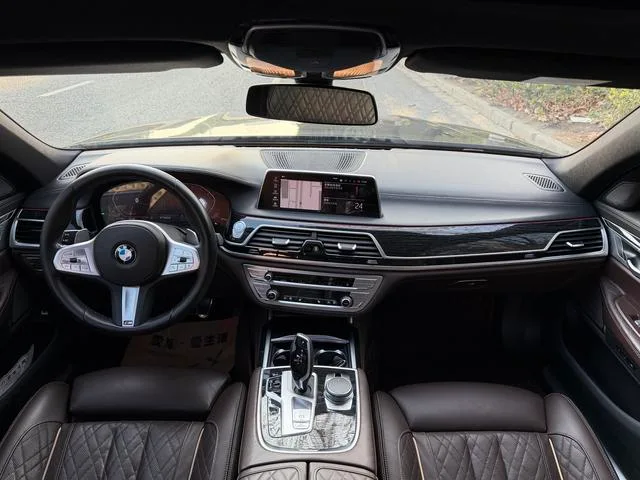 BMW 7 Series 2019 Модификация 740Li Лидирующий M Спортивный костюм экстерьер фото 9 BMW 7 Series 2019 Модификация 740Li Лидирующий M Спортивный костюм экстерьер фото 9