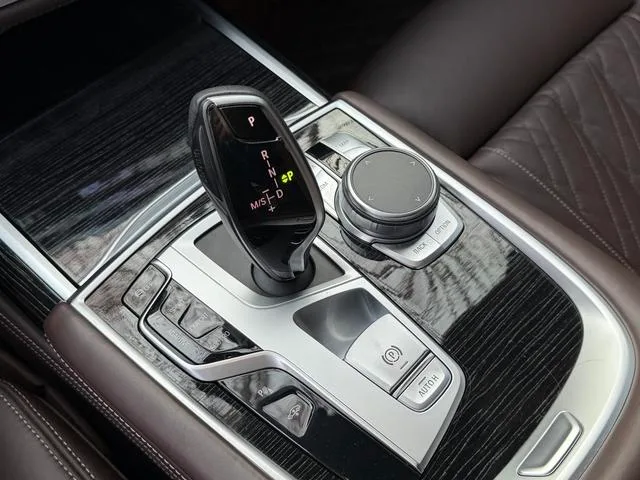 BMW 7 Series 2019 Модификация 740Li Лидирующий M Спортивный костюм интерьер фото 19 BMW 7 Series 2019 Модификация 740Li Лидирующий M Спортивный костюм интерьер фото 19