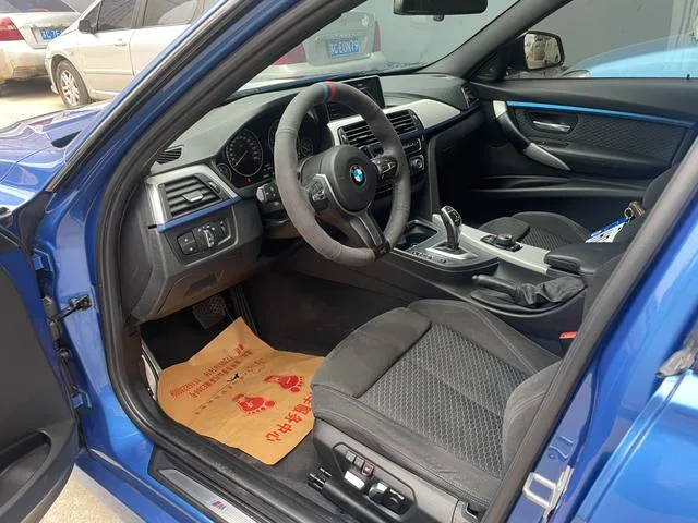BMW 3 Series 2018 320i M Ensemble de sport intérieur photo 7 BMW 3 Series 2018 320i M Ensemble de sport intérieur photo 7