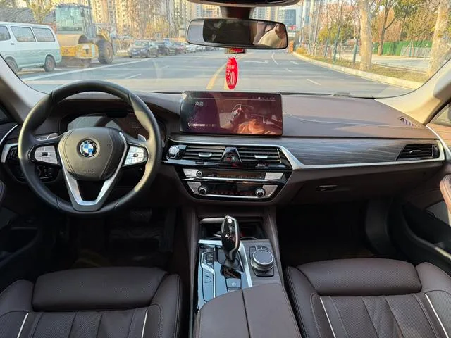 BMW 5 Series 2021 Reforma 530Li Tipo de lujo Traje de lujo exterior foto 5 BMW 5 Series 2021 Reforma 530Li Tipo de lujo Traje de lujo exterior foto 5