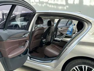BMW 5 Series 2018 530Li Premium Class Luxury Set interior photo 10 BMW 5 Series 2018 530Li Premium Class Luxury Set interior photo 10