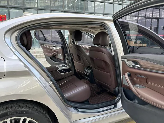 BMW 5 Series 2018 530Li Premium Class Luxury Set interior photo 17 BMW 5 Series 2018 530Li Premium Class Luxury Set interior photo 17