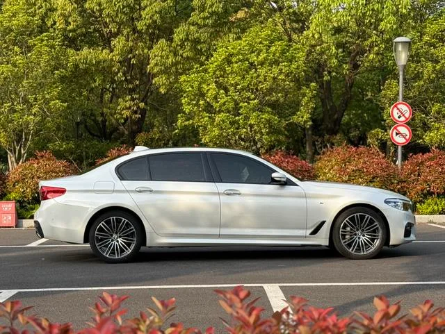 BMW 5 Series 2018 Restyling 530Li Leading Type M Sports suit exterior photo 7 BMW 5 Series 2018 Restyling 530Li Leading Type M Sports suit exterior photo 7