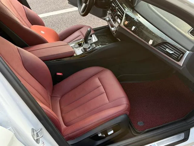BMW 5 Series 2018 Restyling 530Li Leading Type M Sports suit interior photo 16 BMW 5 Series 2018 Restyling 530Li Leading Type M Sports suit interior photo 16