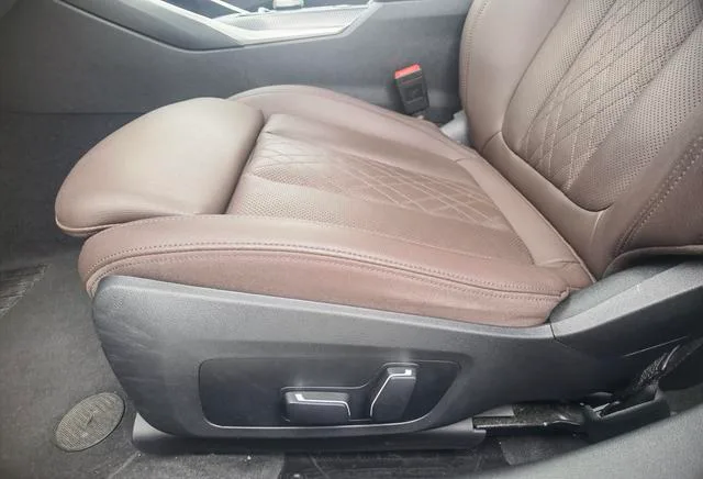 BMW 3 Series 2025 330Li M Sports Night Suit interior photo 17 BMW 3 Series 2025 330Li M Sports Night Suit interior photo 17