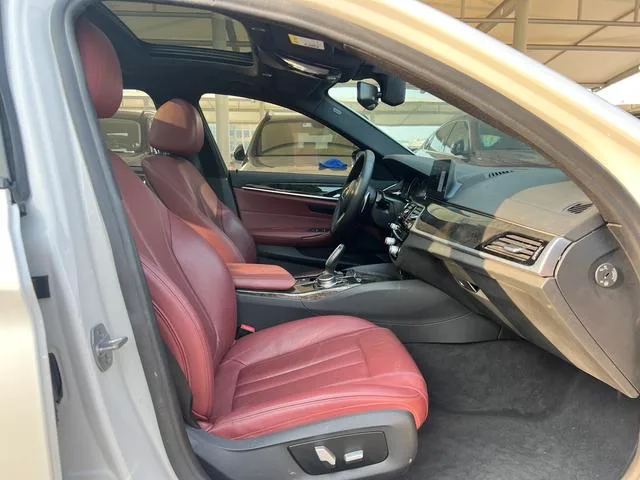 BMW 5 Series 2018 530Li xDrive M Conjunto deportivo exterior foto 8 BMW 5 Series 2018 530Li xDrive M Conjunto deportivo exterior foto 8