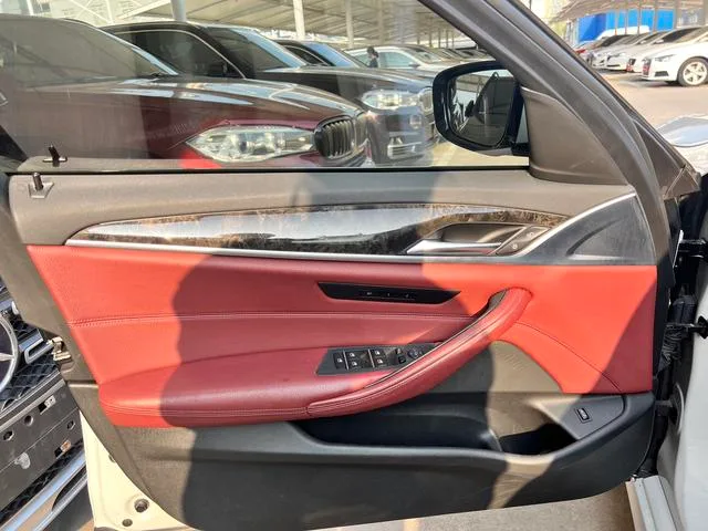 BMW 5 Series 2018 530Li xDrive M Conjunto deportivo exterior foto 9 BMW 5 Series 2018 530Li xDrive M Conjunto deportivo exterior foto 9