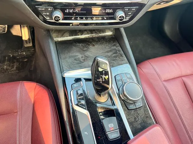 BMW 5 Series 2018 530Li xDrive M Conjunto deportivo interior foto 11 BMW 5 Series 2018 530Li xDrive M Conjunto deportivo interior foto 11