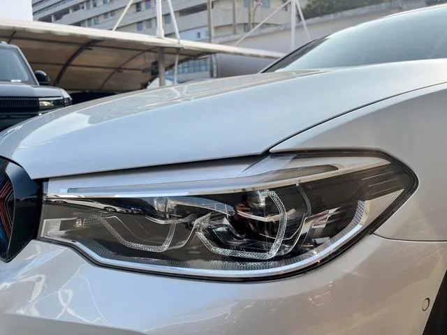 BMW 5 Series 2018 530Li xDrive M Conjunto deportivo interior foto 12 BMW 5 Series 2018 530Li xDrive M Conjunto deportivo interior foto 12
