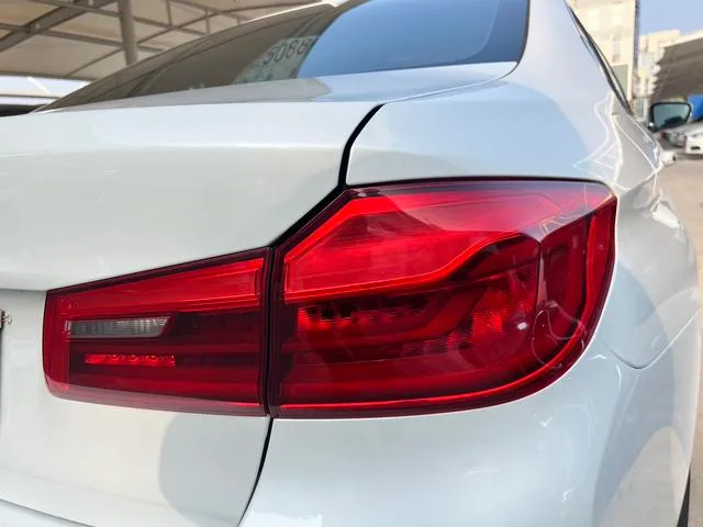 BMW 5 Series 2018 530Li xDrive M Conjunto deportivo interior foto 13 BMW 5 Series 2018 530Li xDrive M Conjunto deportivo interior foto 13