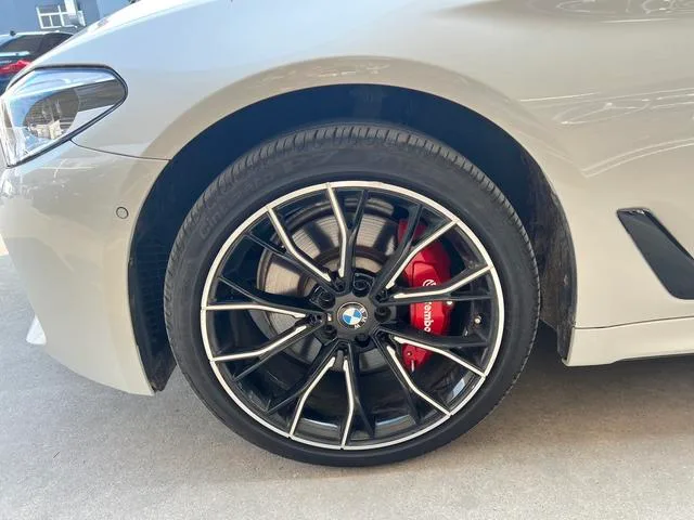 BMW 5 Series 2018 530Li xDrive M Conjunto deportivo interior foto 14 BMW 5 Series 2018 530Li xDrive M Conjunto deportivo interior foto 14