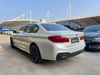 BMW 5 Series 2018 530Li xDrive M Conjunto deportivo interior foto 15 BMW 5 Series 2018 530Li xDrive M Conjunto deportivo interior foto 15