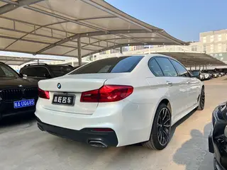 BMW 5 Series 2018 530Li xDrive M Conjunto deportivo interior foto 17 BMW 5 Series 2018 530Li xDrive M Conjunto deportivo interior foto 17