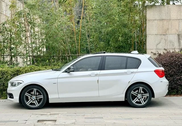 BMW 1 Series (Imported) 2016 120i Sports Design Suit interior photo 16