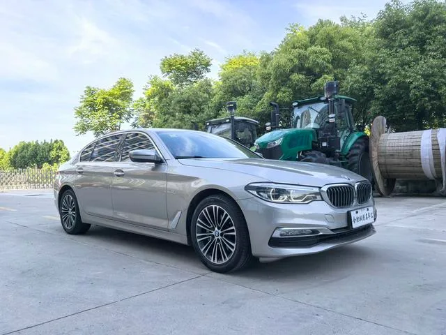 BMW 5 Series 2018 Reforma 530Li Tipo de lujo Traje de lujo exterior foto 3 BMW 5 Series 2018 Reforma 530Li Tipo de lujo Traje de lujo exterior foto 3