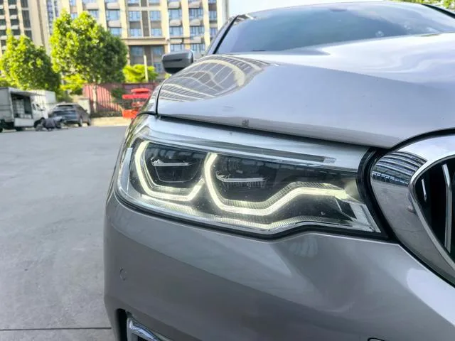BMW 5 Series 2018 Reforma 530Li Tipo de lujo Traje de lujo exterior foto 5 BMW 5 Series 2018 Reforma 530Li Tipo de lujo Traje de lujo exterior foto 5
