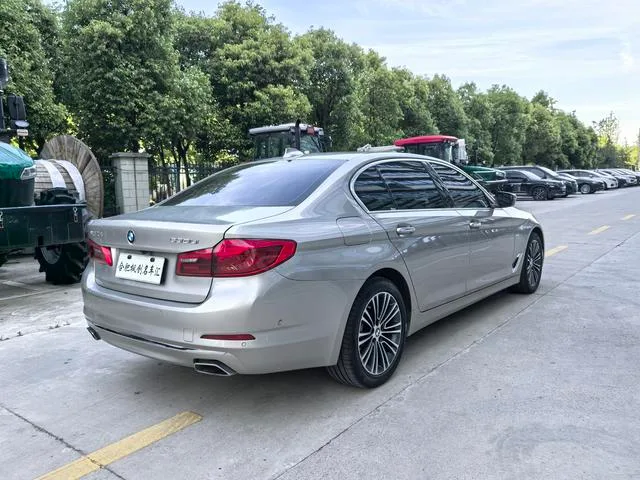 BMW 5 Series 2018 Reforma 530Li Tipo de lujo Traje de lujo exterior foto 10 BMW 5 Series 2018 Reforma 530Li Tipo de lujo Traje de lujo exterior foto 10