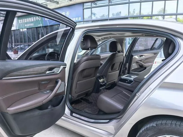 BMW 5 Series 2018 Reforma 530Li Tipo de lujo Traje de lujo interior foto 15 BMW 5 Series 2018 Reforma 530Li Tipo de lujo Traje de lujo interior foto 15