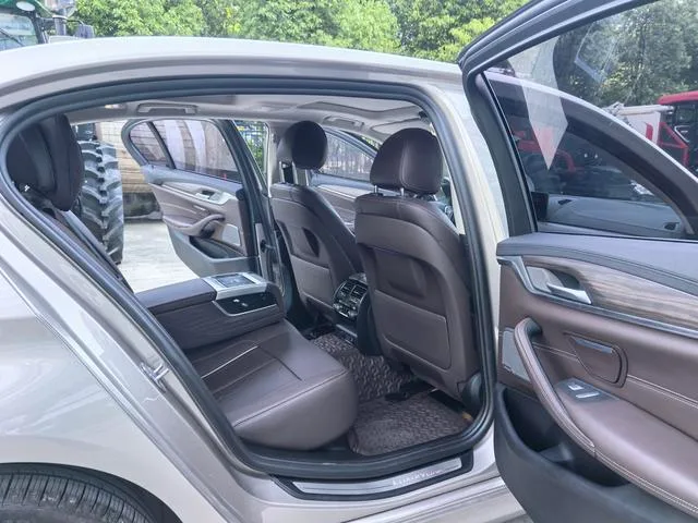 BMW 5 Series 2018 Reforma 530Li Tipo de lujo Traje de lujo interior foto 18 BMW 5 Series 2018 Reforma 530Li Tipo de lujo Traje de lujo interior foto 18
