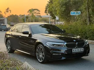 BMW 5 Series 2018 Reforma 530Li Líder M Conjunto deportivo exterior foto 2 BMW 5 Series 2018 Reforma 530Li Líder M Conjunto deportivo exterior foto 2