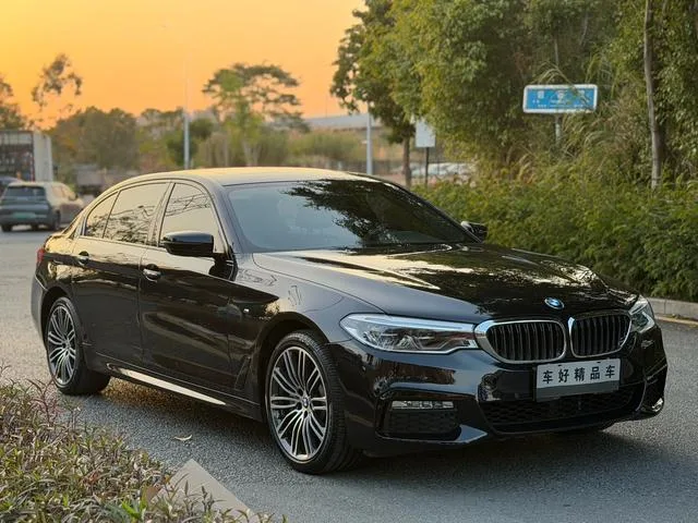 BMW 5 Series 2018 Reforma 530Li Líder M Conjunto deportivo exterior foto 2 BMW 5 Series 2018 Reforma 530Li Líder M Conjunto deportivo exterior foto 2