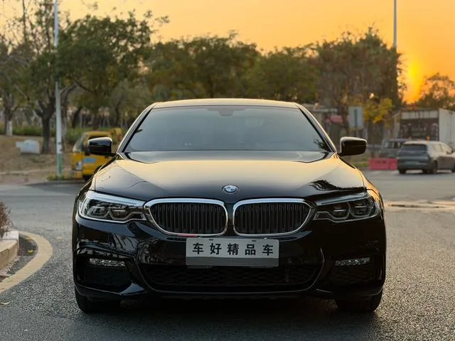 BMW 5 Series 2018 Reforma 530Li Líder M Conjunto deportivo exterior foto 3 BMW 5 Series 2018 Reforma 530Li Líder M Conjunto deportivo exterior foto 3