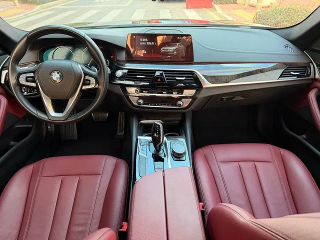 BMW 5 Series 2018 Reforma 530Li Líder M Conjunto deportivo exterior foto 7 BMW 5 Series 2018 Reforma 530Li Líder M Conjunto deportivo exterior foto 7