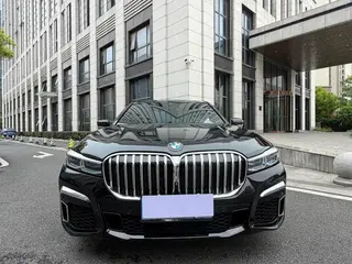 BMW 7 Series 2019 740Li Премиум-класса M Спортивный костюм экстерьер фото 2 BMW 7 Series 2019 740Li Премиум-класса M Спортивный костюм экстерьер фото 2