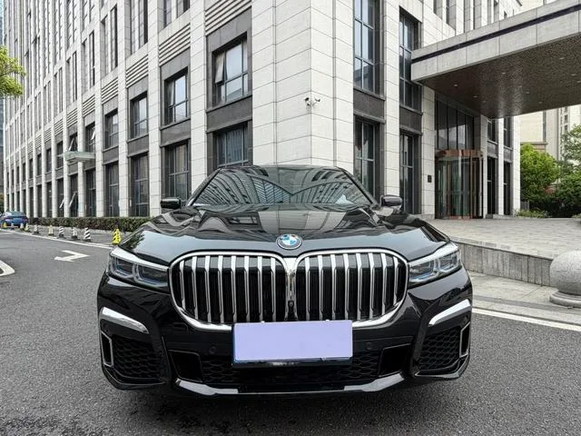BMW 7 Series 2019 740Li Премиум-класса M Спортивный костюм экстерьер фото 2 BMW 7 Series 2019 740Li Премиум-класса M Спортивный костюм экстерьер фото 2