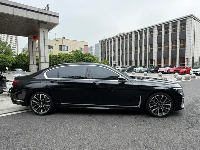 BMW 7 Series 2019 740Li Премиум-класса M Спортивный костюм экстерьер фото 7 BMW 7 Series 2019 740Li Премиум-класса M Спортивный костюм экстерьер фото 7