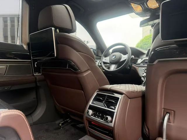 BMW 7 Series 2019 740Li Премиум-класса M Спортивный костюм интерьер фото 14 BMW 7 Series 2019 740Li Премиум-класса M Спортивный костюм интерьер фото 14