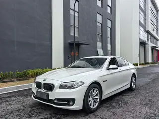 BMW 5 Series 2015 520i Элегантный стиль