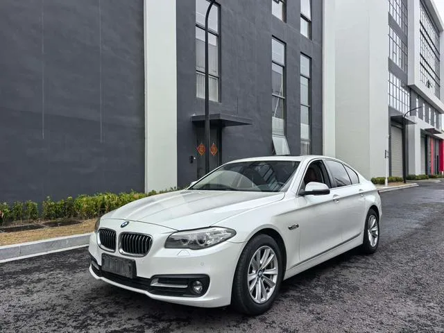 BMW 5 Series 2015 520i Estilo elegante exterior foto 1 BMW 5 Series 2015 520i Estilo elegante exterior foto 1