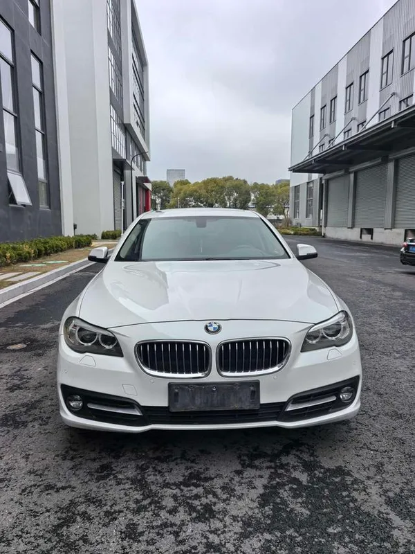 BMW 5 Series 2015 520i Estilo elegante exterior foto 2 BMW 5 Series 2015 520i Estilo elegante exterior foto 2