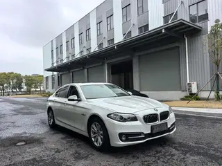 BMW 5 Series 2015 520i Estilo elegante exterior foto 3 BMW 5 Series 2015 520i Estilo elegante exterior foto 3