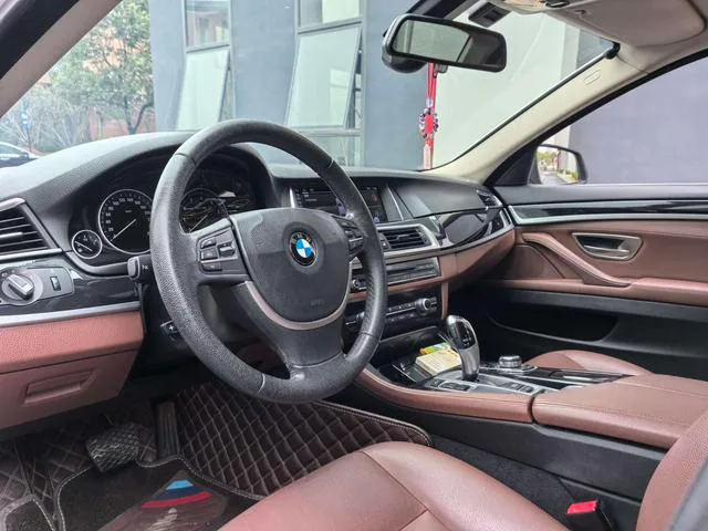BMW 5 Series 2015 520i Estilo elegante exterior foto 4 BMW 5 Series 2015 520i Estilo elegante exterior foto 4