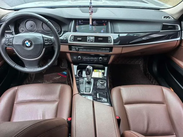 BMW 5 Series 2015 520i Estilo elegante interior foto 6 BMW 5 Series 2015 520i Estilo elegante interior foto 6