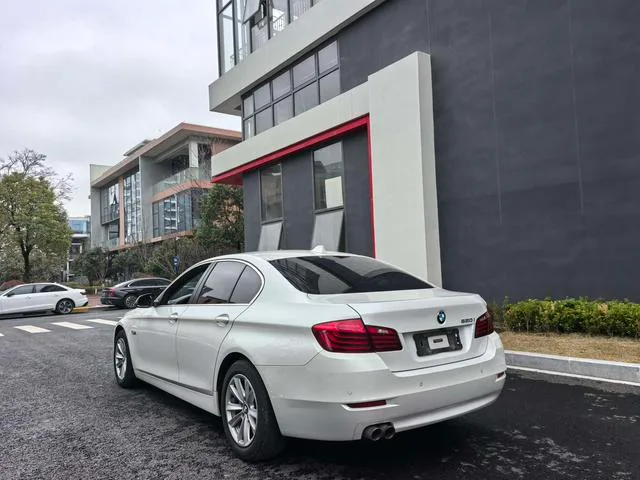 BMW 5 Series 2015 520i Estilo elegante interior foto 9 BMW 5 Series 2015 520i Estilo elegante interior foto 9