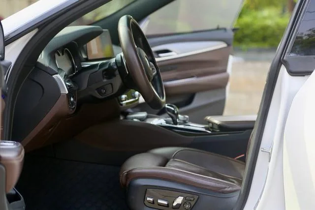 BMW 6 Series GT 2018 640i xDrive M Sports suit interior photo 14