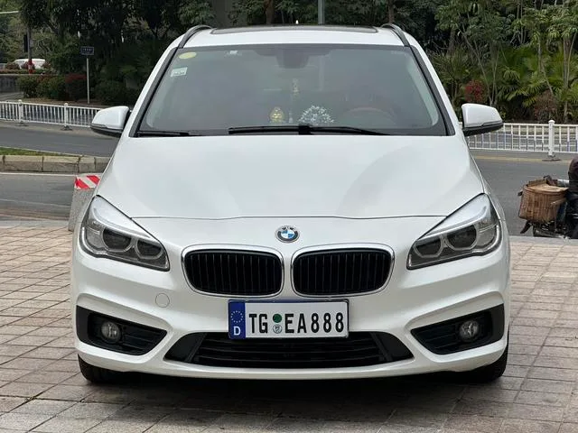 BMW 2 Series Touring 2016 218i Leader extérieur photo 2 BMW 2 Series Touring 2016 218i Leader extérieur photo 2