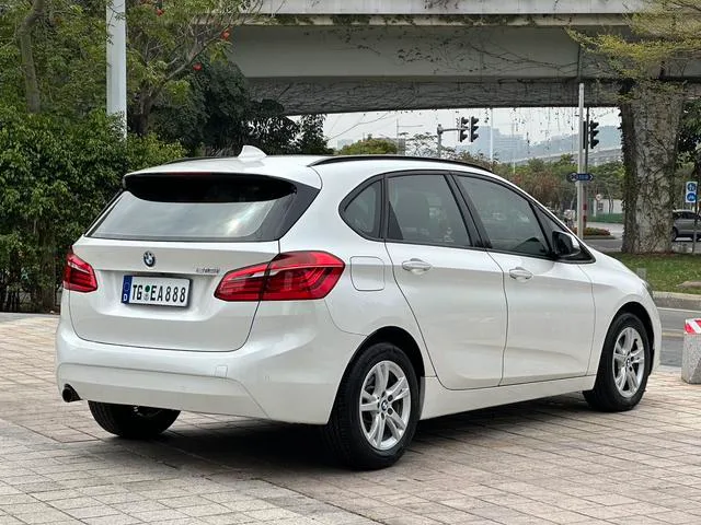BMW 2 Series Touring 2016 218i Leader extérieur photo 4 BMW 2 Series Touring 2016 218i Leader extérieur photo 4