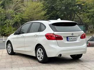 BMW 2 Series Touring 2016 218i Leader intérieur photo 6 BMW 2 Series Touring 2016 218i Leader intérieur photo 6