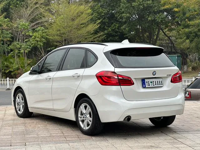 BMW 2 Series Touring 2016 218i Leader intérieur photo 6 BMW 2 Series Touring 2016 218i Leader intérieur photo 6