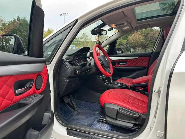 BMW 2 Series Touring 2016 218i Leader intérieur photo 7 BMW 2 Series Touring 2016 218i Leader intérieur photo 7
