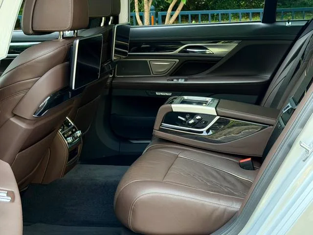 BMW 7 Series 2018 730Li Premium Class M Sports suit exterior photo 10