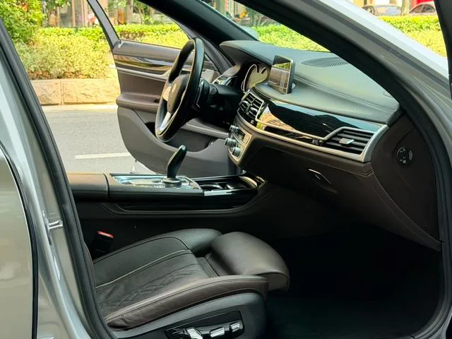 BMW 7 Series 2018 730Li Premium Class M Sports suit interior photo 14