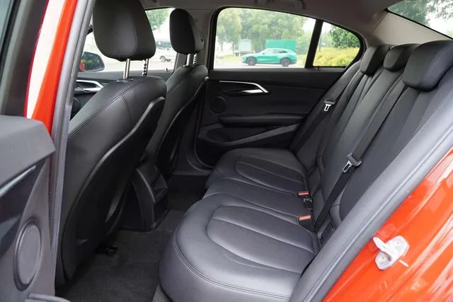 BMW 1 Series 2020 120i Style tendance extérieur photo 6 BMW 1 Series 2020 120i Style tendance extérieur photo 6
